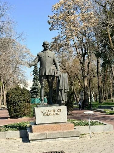 В Бишкеке памятник Иманалы Айдарбекову разваливается на глазах