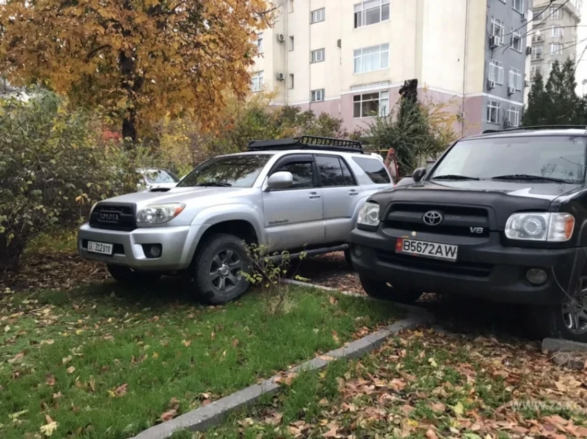 В Бишкеке хотят разрешить парковки на землях частных домов