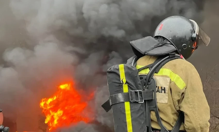 МЧС сообщает о 10 пожарах за сутки. В Ивановке сгорел дом и тонны кукурузы