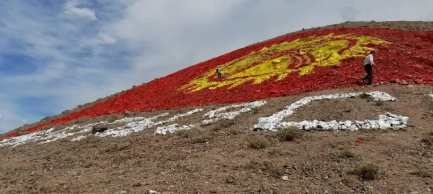 Кыргызстанцы недовольны, что убирают надписи камнями в Боомском ущелье