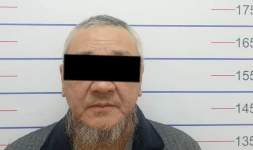 В Бишкеке водитель незаконно припарковался, обматерил милиционера и прокатил его на капоте