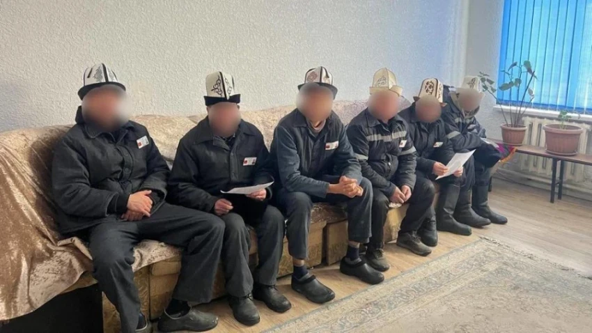 В Жогорку Кенеше и в тюрьмах отметили День ак калпака