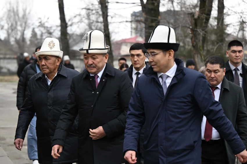 Касымалиев проинспектировал больницы Бишкека и Чуйской области