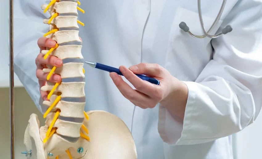 Малоподвижный образ жизни угрожает позвоночнику даже молодежи — советы врача