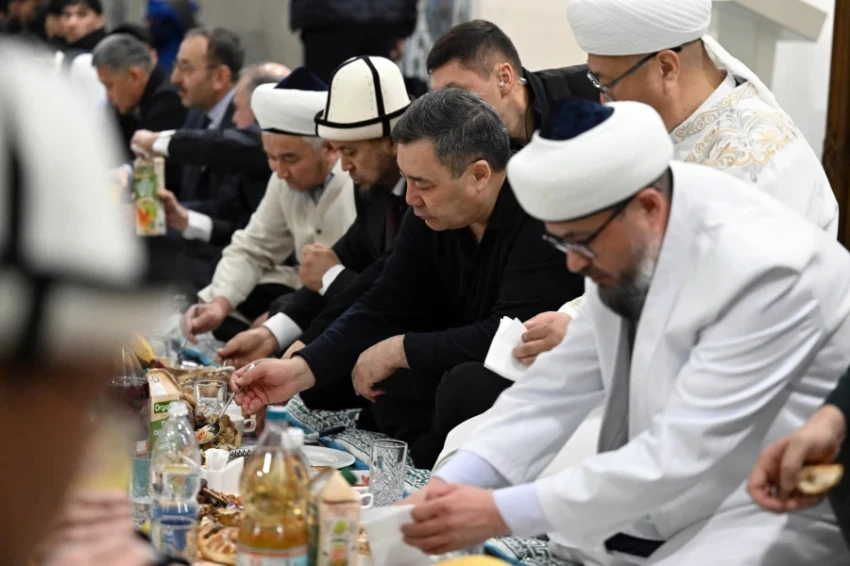 Президент Садыр Жапаров провел ооз ачар для прихожан центральной мечети