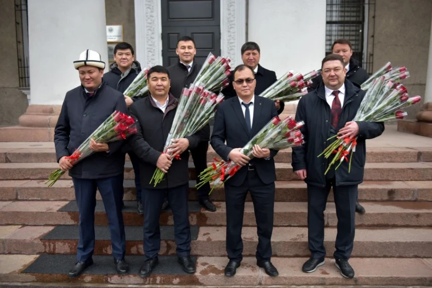 Вице-мэры и акимы районов Бишкека вышли на улицы, чтобы поздравить женщин