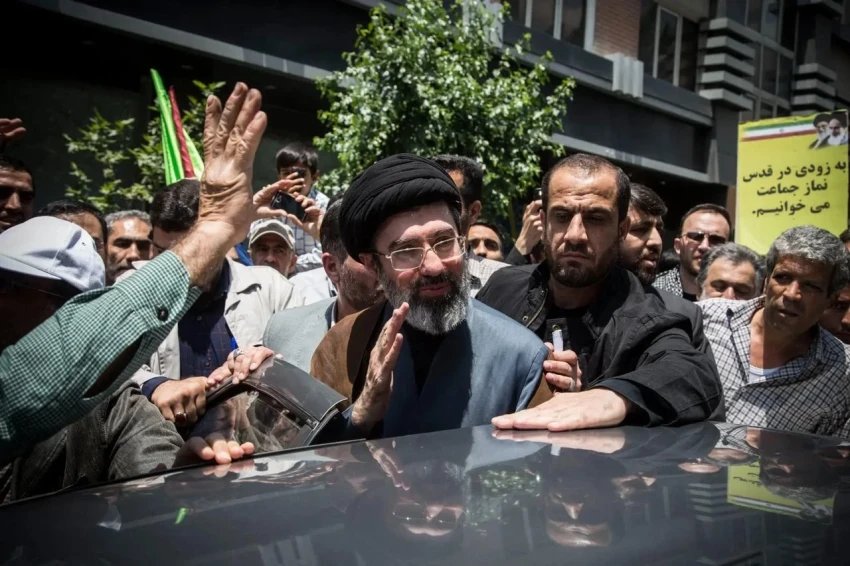 Сын убитого верховного лидера Ирана Моджтаба Хаменеи ранен при атаке — СМИ