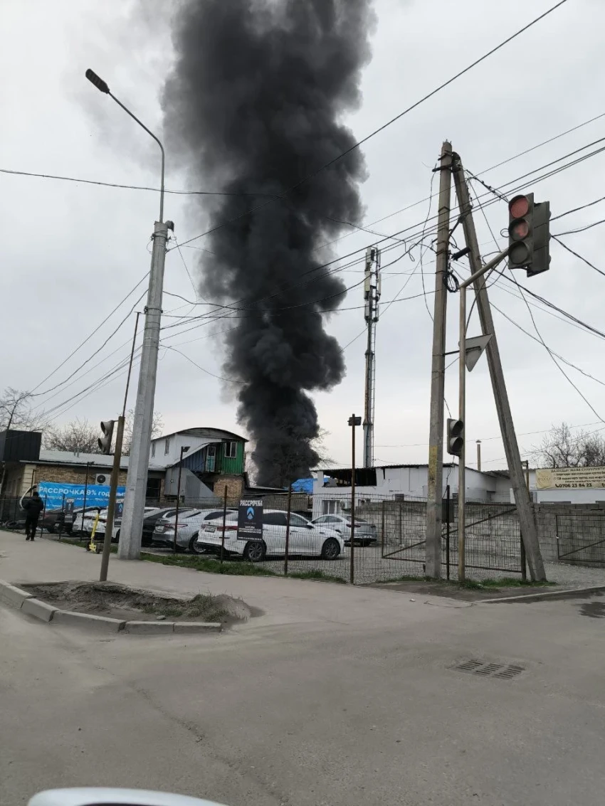 На улице Тимирязева в Бишкеке произошел пожар. Пострадавших нет