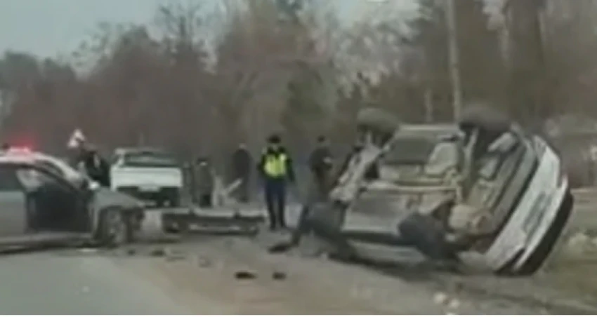 Машину вышвырнуло на обочину: на дороге в парк "Ала-Арча" произошла сильная авария