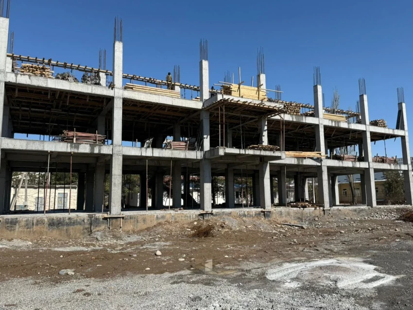 Новый роддом и общежитие для врачей: глава Минздрава посетил ЦОВП в Кемине