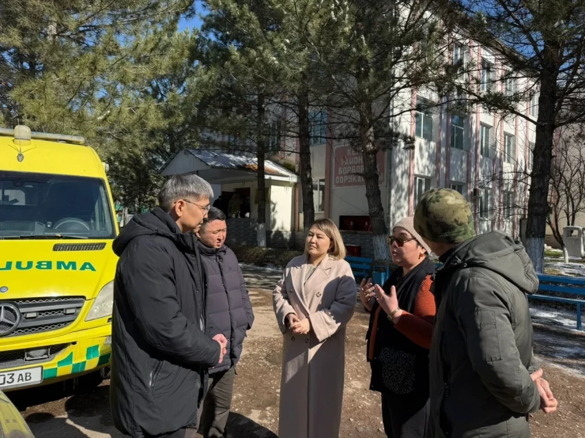 Глава Минздрава осмотрел строящиеся роддом и общежитие для медиков в Кемине