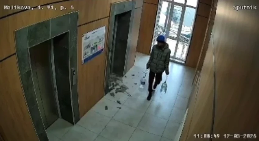 В многоэтажке ГИК в Бишкеке упала кафельная плитка и едва не задела прохожего