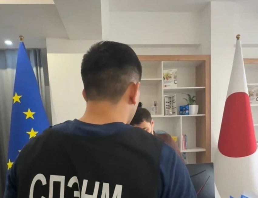 Сотрудники ГУВД проверили миграционные агентства в Бишкеке