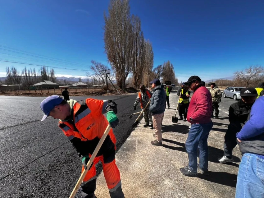 В Иссык-Кульской области начались первые в 2026 году работы по асфальтированию