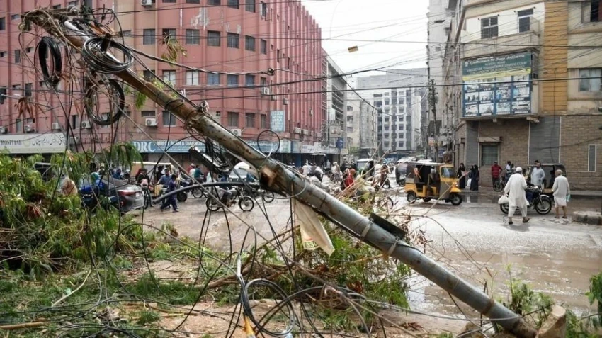 В результате проливных дождей на юге Пакистана погибли 17 человек, 30 человек получили ранения