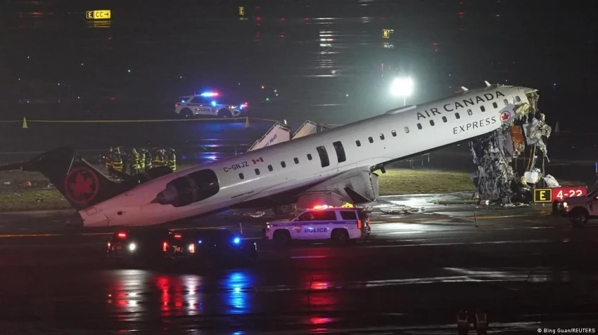 Лайнер с пассажирами врезался в пожарную машину в Нью-Йорке