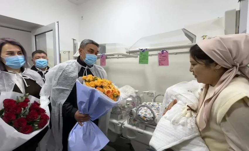 В Оше маму с четверняшками торжественно выписали из роддома