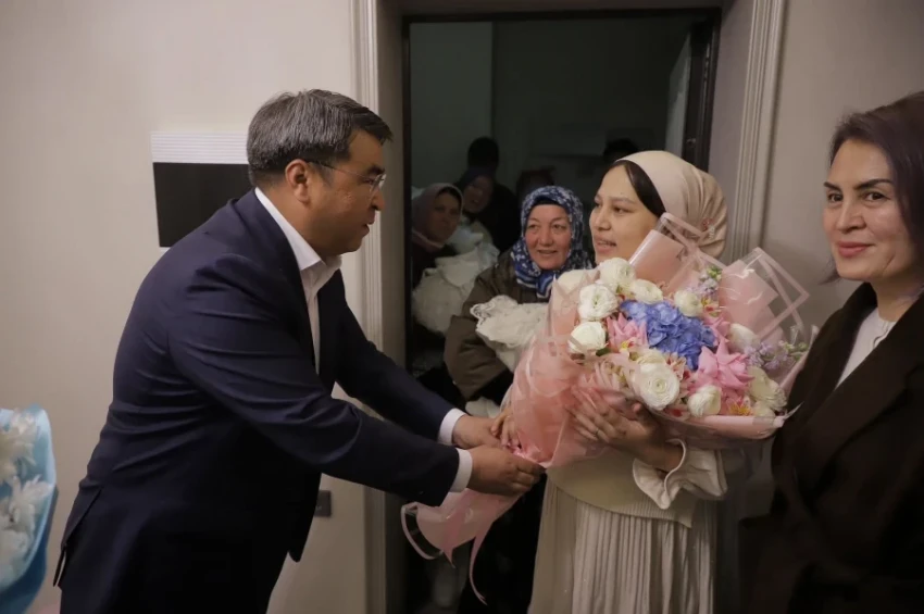 Президент Садыр Жапаров подарил квартиру семье, в которой родились четверняшки