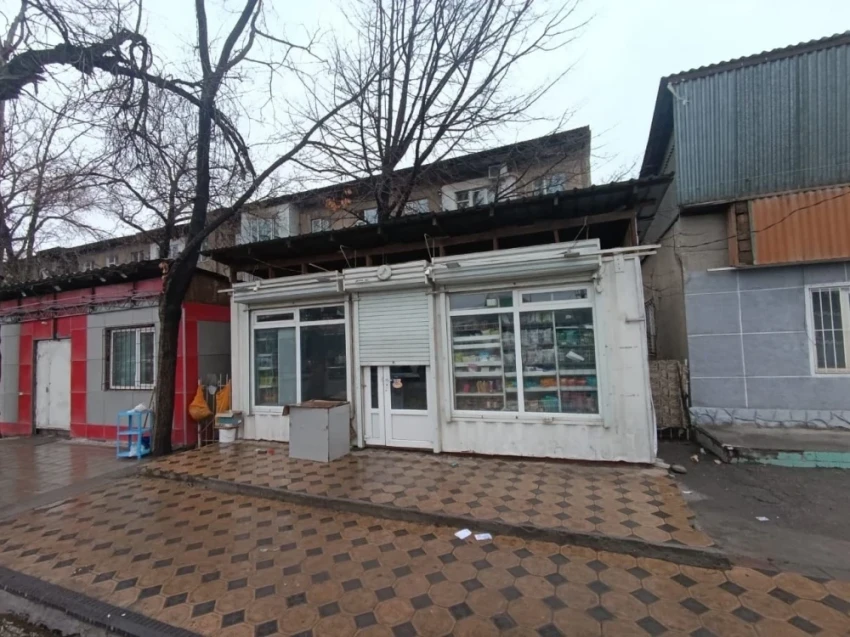 В Бишкеке продолжается демонтаж незаконных павильонов