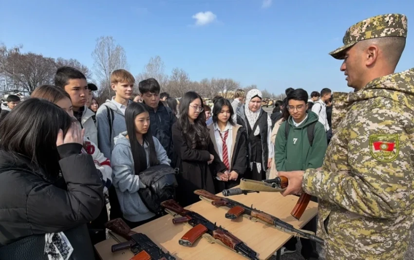 Боевая техника и оружие в руках: школьники Бишкека посетили военную часть
