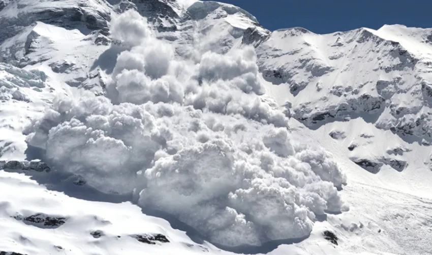 На горных дорогах Кыргызстана возможны гололед и сход лавин