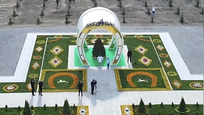 В Туркменистане высадили более 600 тыс. саженцев. Два дерева посадили Бердымухамедовы