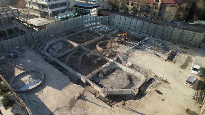 У ЦУМа демонтировали металлическую конструкцию. Смотрите, что осталось на участке