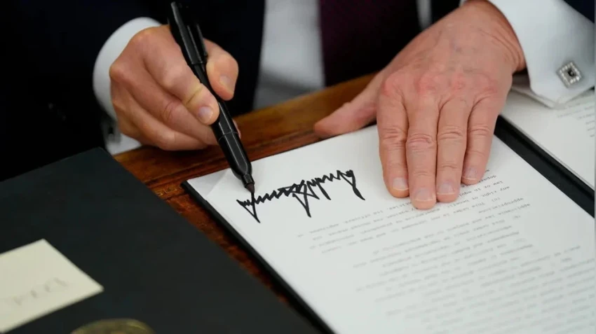 На 100-долларовых купюрах впервые в истории появится подпись действующего президента — Дональда Трампа