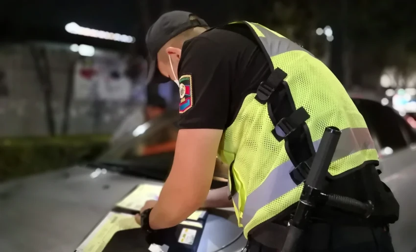 В Бишкеке водителя оштрафовали за езду по тротуару