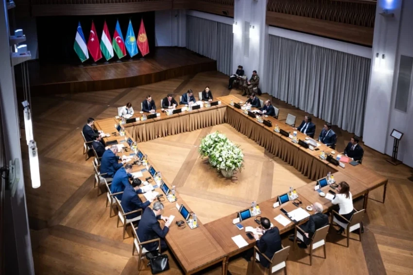 Орозбеков обсудил вопросы безопасности с советником премьера Венгрии