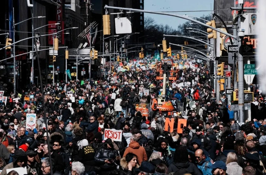 В США прошли многотысячные митинги против Дональда Трампа под лозунгом No Kings