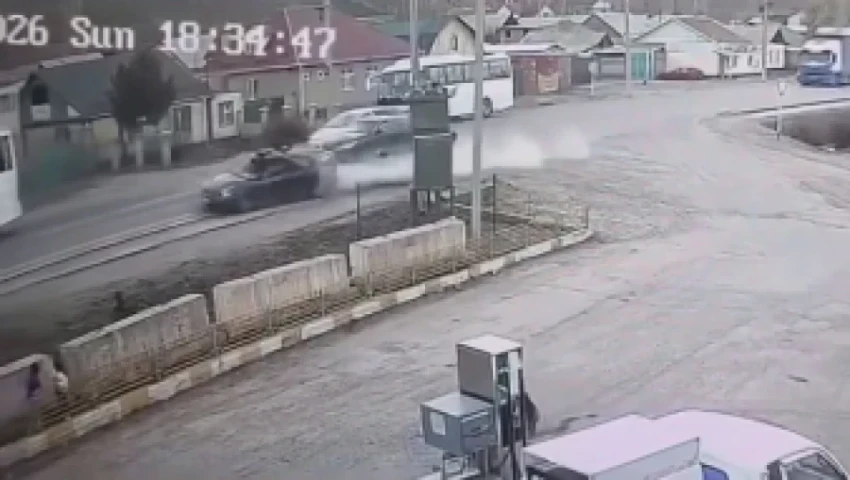 В Нарыне двух пешеходов сбила машина на высокой скорости, ехавшая по встречке