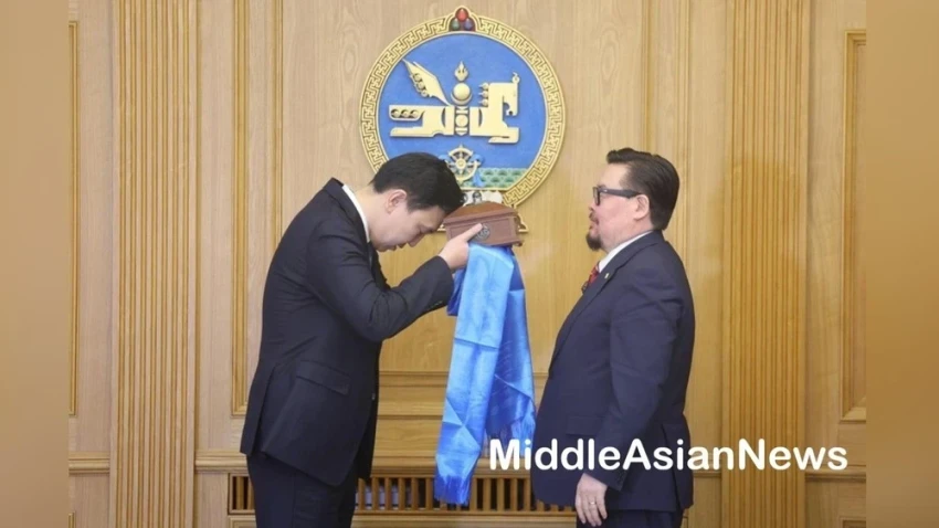 35-й премьер-министр Монголии Учрал получил государственную печать