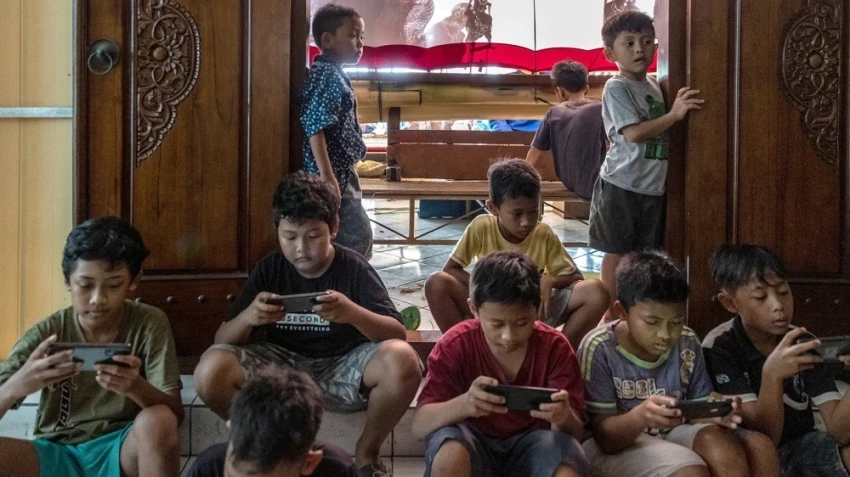 Индонезия закрывает соцсети для подростков младше 16 лет