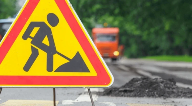 На улице Фучика начался ремонт после аварии: часть дороги закрыта для авто