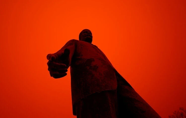 В красный цвет окрасила небо над Критом песчаная буря из Сахары