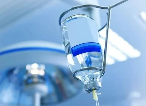 Военнослужащий пострадал при падении из машины в Лейлекском районе