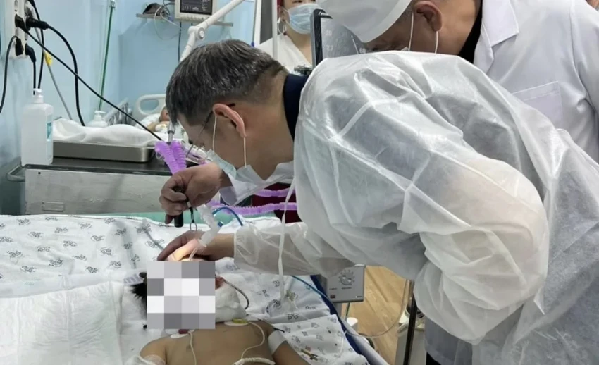 Министр здравоохранения КР навестил девочку, упавшую с шестого этажа